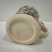 Load image into Gallery viewer, Skull Pottery Mug 2 with white bottom.
